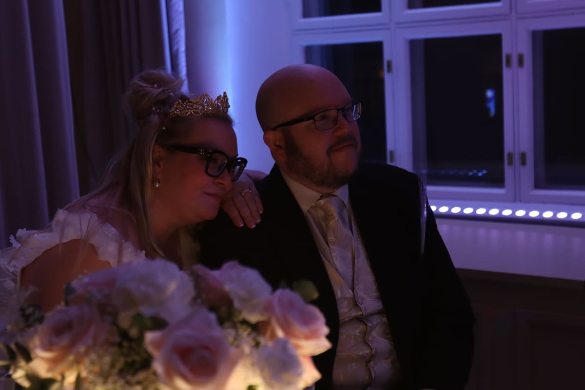 Hääpari Krista ja Henrik hääjuhlassaan