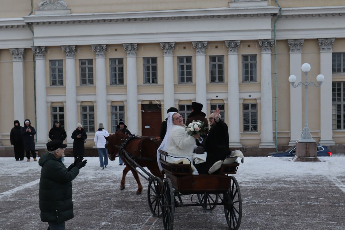 Hääparin hevosvaunuajelu Senaatintorilla Helsingissä talvihäissä